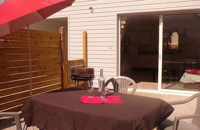 Detached house with south facing terrace, close to beaches and shops