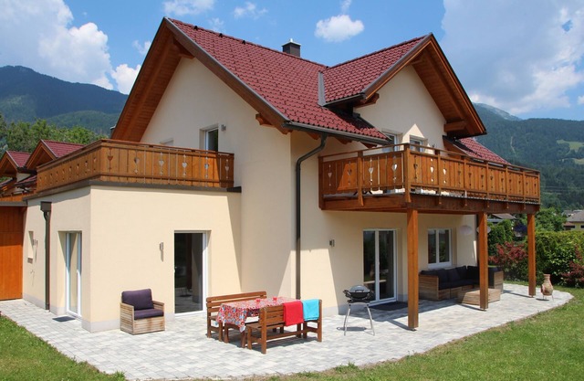 Detached, spacious villa (180m2) directly at the ski slope and swimming pool.