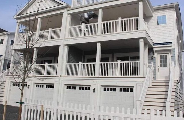 Dewey Beach town home just over one block to beach!
