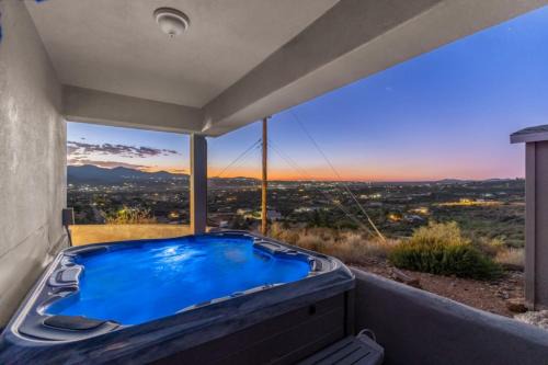 Dewey Mountain Getaway 3BR Home with Hot Tub, Gym and Sauna