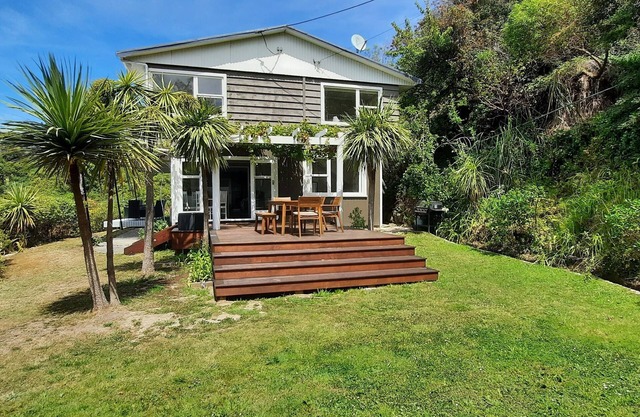 Diamond Harbour Hideaway Flat - a 3 bedroom home with spectacular views