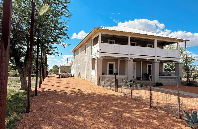 Dickson Marfa House - Spacious 7-Bedroom Vacation Rental + Events