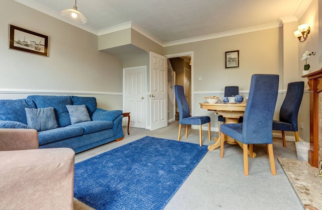 Didcot White House | Oxfordshire Holiday Let | 2 Beds & Sleeps 4