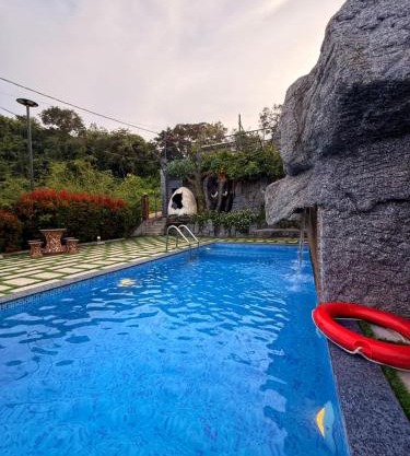 Diga Vista Lake View 4BHK Swimming Pool Cottage Munnar