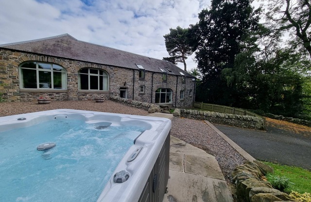 DIGNITY - Beautiful Barn Conversion in Idyllic Countryside with Hot Tub