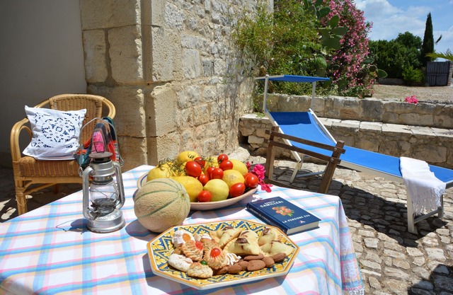 Dimora siciliana, giardino, piscina, wi-fi gratuito,orto biologico