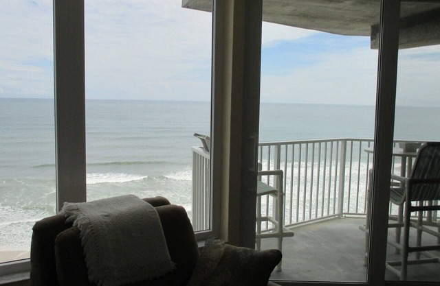 DIRECT OCEANFRONT 2B/2B ON THE NO DRIVE BEACH