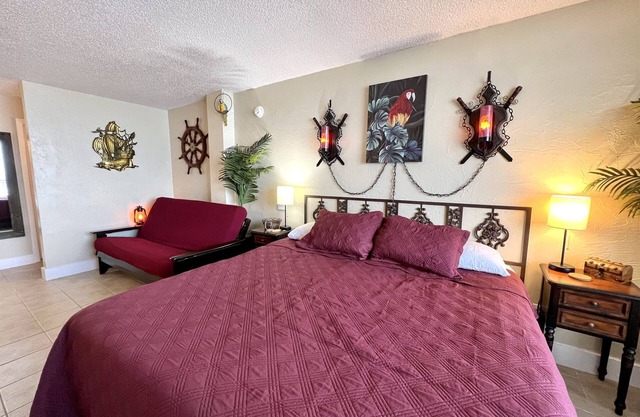 Direct Oceanfront Pirate Themed, King Bed, Balcony Closed, close to everything!