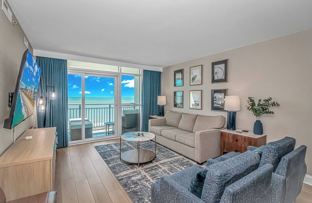 Direct Ocean Front Suite w/Full Kitchen. Newly Renovated and Centrally Located!