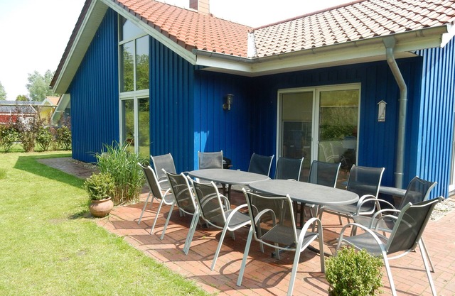 Directly on the dike, a few minutes to the beach, canoeing, trampoline, swing, fireplace