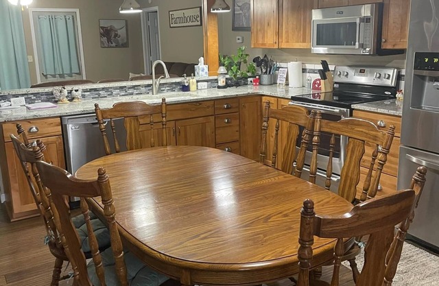 Dirt Road Inn, Charming 2-bedroom house located out in the beautiful countryside