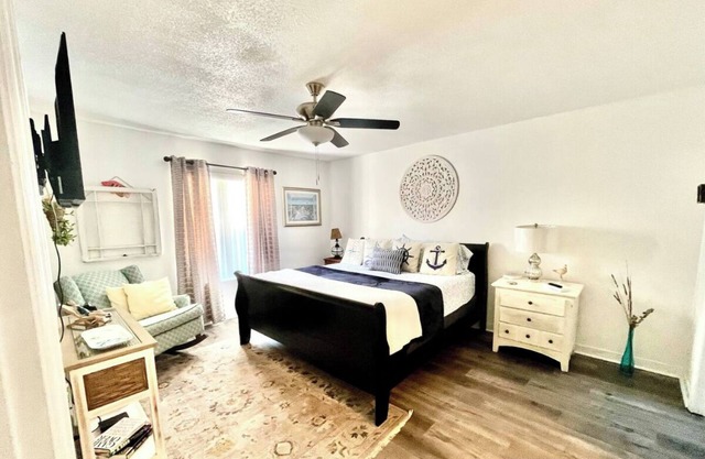 DISCOUNT NOW! Large Comfy Stay Pets Welcome w/Parking Trailers/Bikes/Boats