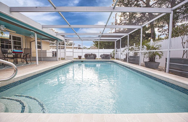 Discounted longer stays! Wonderful warm pool. Safe, quiet, convenient area.
