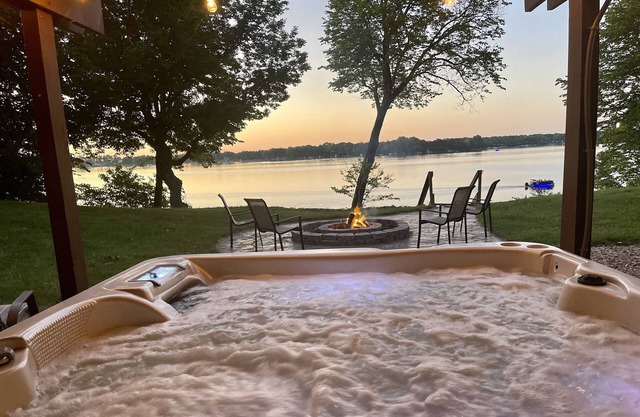 Discounted Rates! Lakefront Lodge- fish, kayak, swim, sauna, pet friendly.