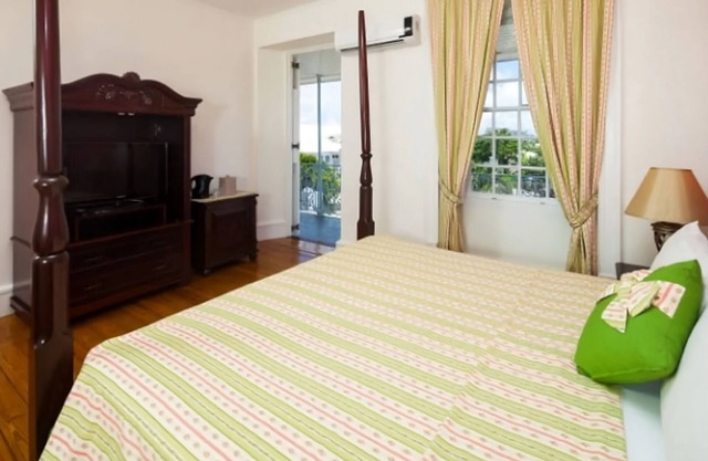 Discover Brownes Beach! Contemporary Unit w/Balcony! Pool and FREE Parking