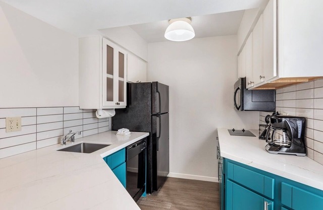 Discover Serenity w/Outdoor Fireplace, Pool & Breakfast Served Daily, 3 Units