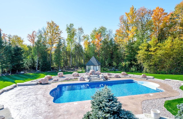 Discover Tranquility: Luxurious 7-Bedroom Lakeside Resort Home in Kawartha
