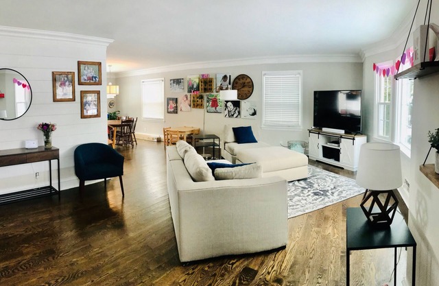 DNC? Stay at our Charming Home in Whitefish Bay! 10-15min to Downtown!