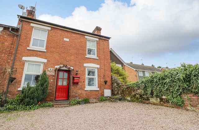 DOBBIES DEN, pet friendly, with a garden in Bewdley