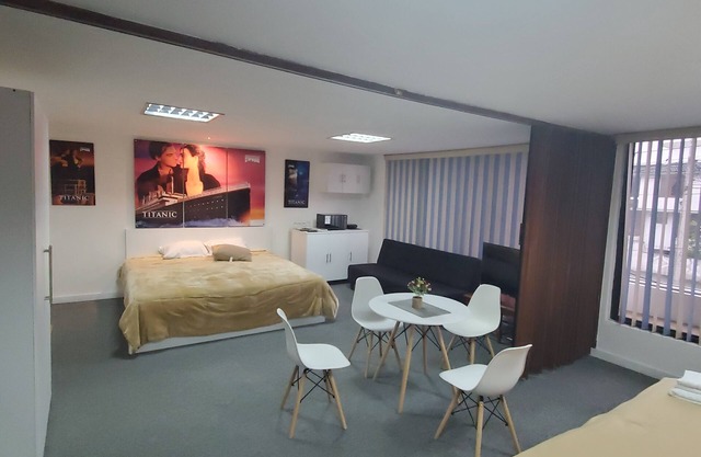DOBLE SUITE CON DIS KING BED 2 SOFA CAMAS EN LUJOSO Y SEGURO BARRIO DE CUENCA