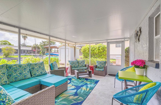 Dock, Kayaks & Bicycles: Crystal River Getaway!