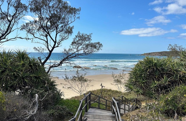 Dog friendly apartment close to beaches. Own private yard, garden and 2 decks.