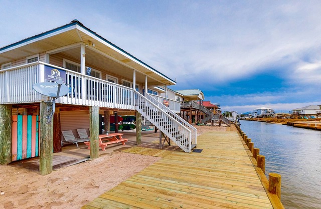 Dog-friendly bay front house near beach access w/ private dock & free WiFi!