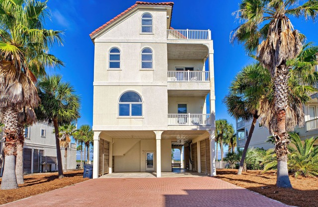 Dog Friendly, Community Pool, Across from Beach, Sunset Beach