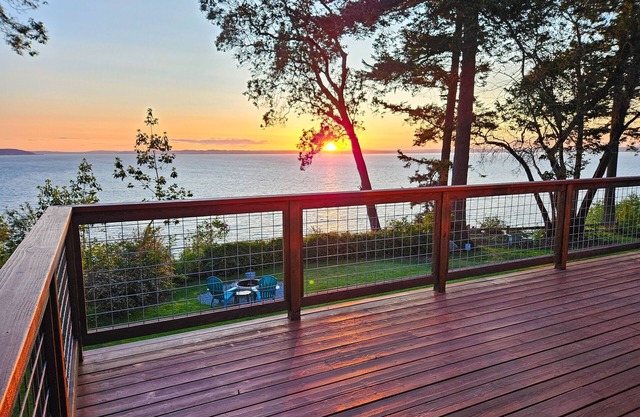 Dog-friendly cabin with firepit, board games, & water views