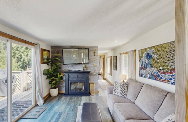 Dog-friendly cabin tucked Into the trees with WiFi, washer/dryer, & ocean views