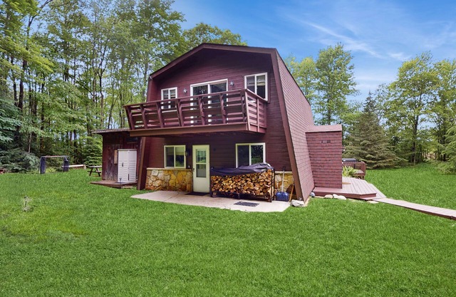 Dog-friendly cabin with firepit, deck, private hot tub, fireplace