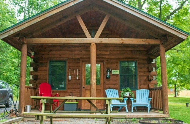 Dog-friendly cabin with hot tub and breakfast delivered daily!