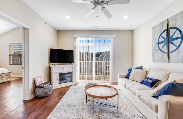 Dog-friendly condo near golf, pool, fireplace, central AC & private washer/dryer