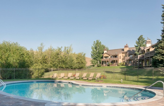 Dog-friendly condo with W/D, seasonal pools & hot tubs