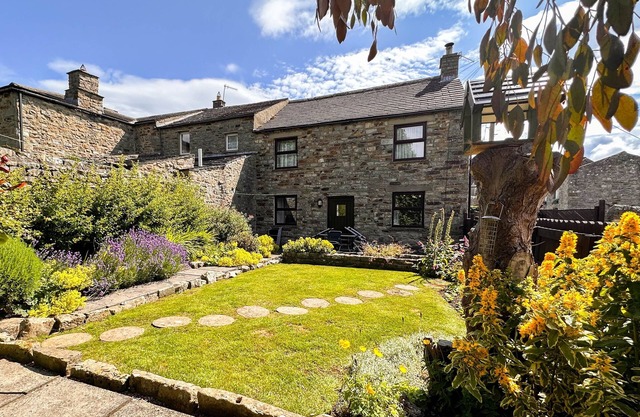 Dog Friendly Cottage with Private Drive, Enclosed Garden, Central Heating, Free WiFi & pubs nearby