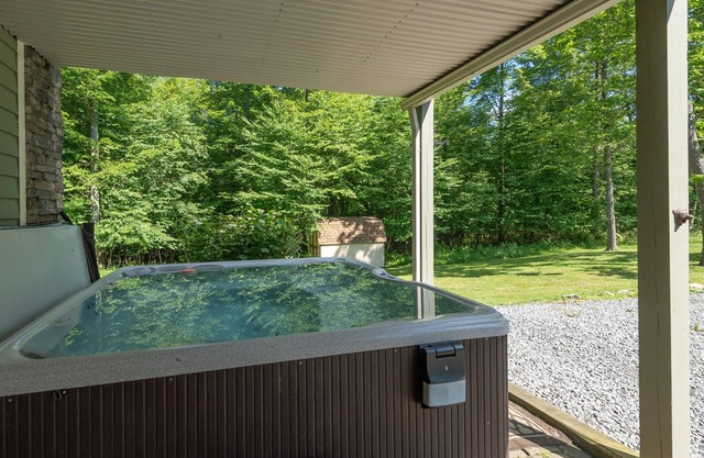 Dog Friendly Deep Creek Chalet w/Hot Tub & Deck