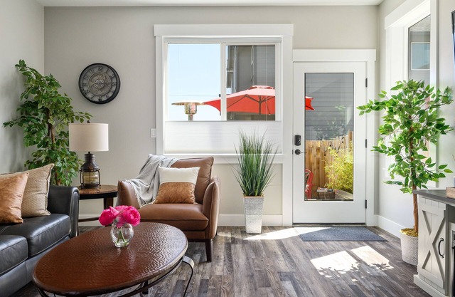Dog-Friendly Downtown Carlton Townhouse #4, Steps to Tasting, Dining, Shops, BBQ