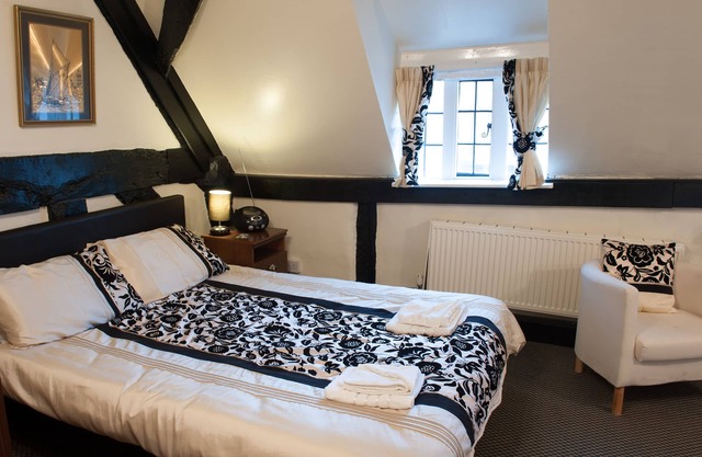 Dog friendly first floor apartments in historic thatched cottage in New Forest.