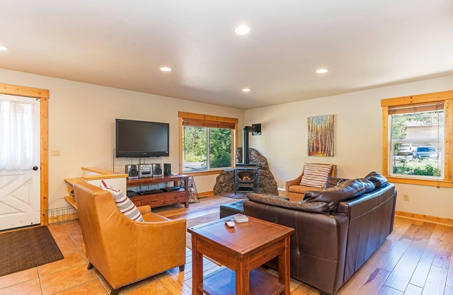 Dog Friendly Home in Central Truckee, Walk to Shops and Restaurants, Close to Skiing!