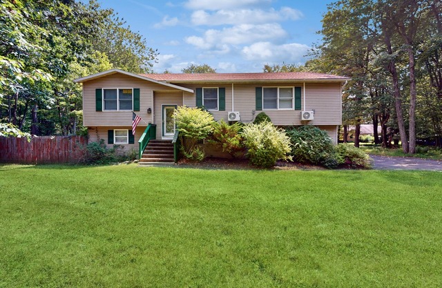 Dog-friendly home with deck, Hot Tub, grill, washer/dryer, & game room