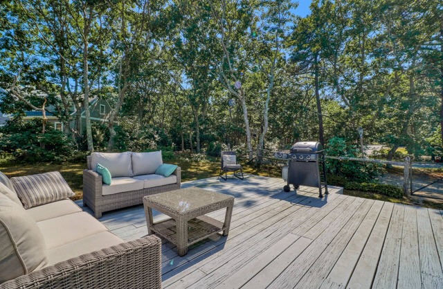 Dog-friendly home with beautiful deck & AC - close to 3 towns & great beaches