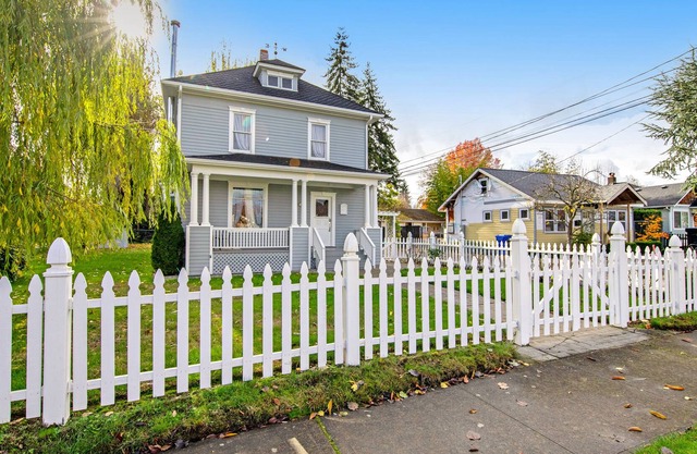Dog-friendly home with fast WiFi, washer/dryer, and wood fireplace