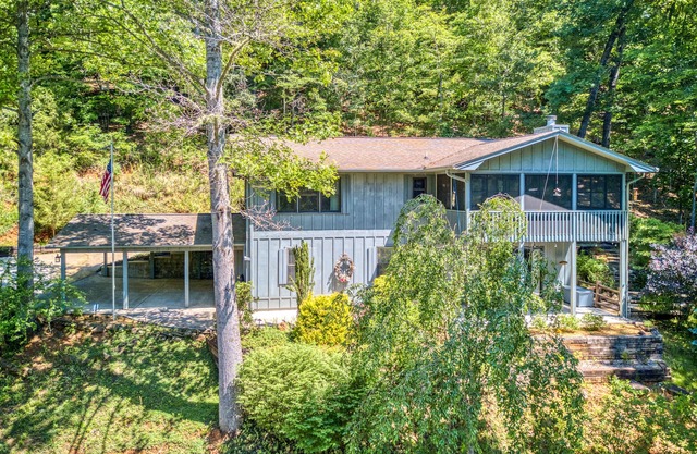 Dog-friendly home within golf community with WiFi, AC, gas & wood fireplaces
