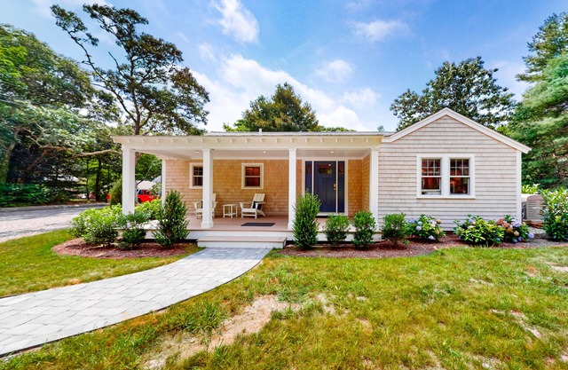 Dog-friendly house in a quiet neighborhood with furnished porch & washer/dryer