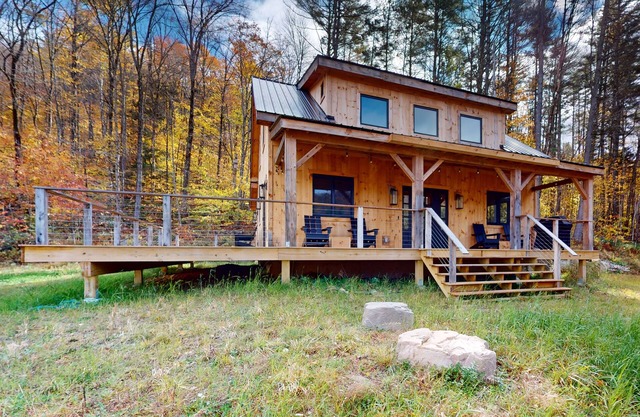Dog-friendly house w/deck, EV charger, fireplace, partial a/c, BBQ, w/d, wifi