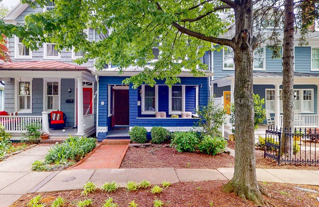 Dog-friendly house with yard, deck, firepit, washer/dryer & AC - near golf