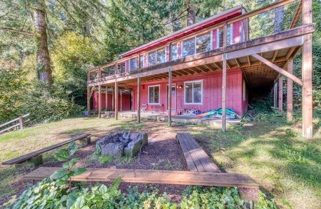 Dog-friendly lakefront home w/convenient location & private deck