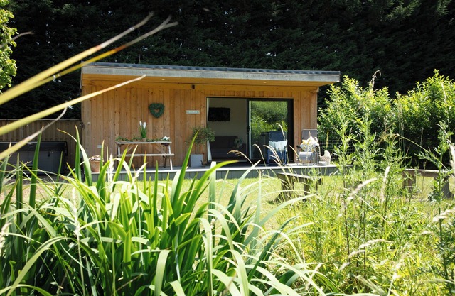 Dog-Friendly Luxury Lodge: Retreat from City to Country Bliss with Hot Tub