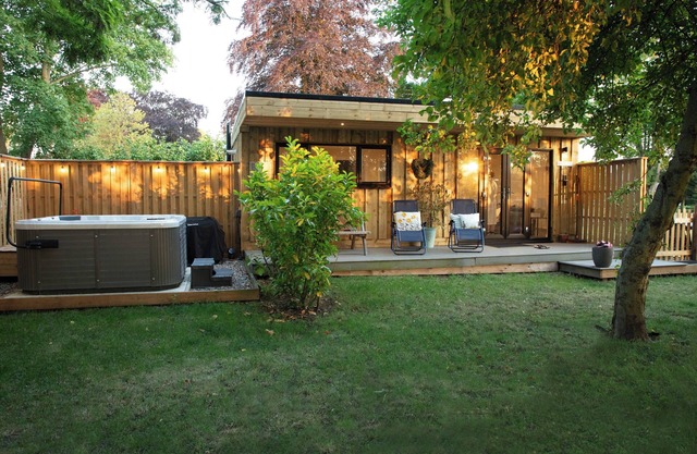 Dog-Friendly Luxury Lodge: Retreat from City to Country Bliss with Hot Tub