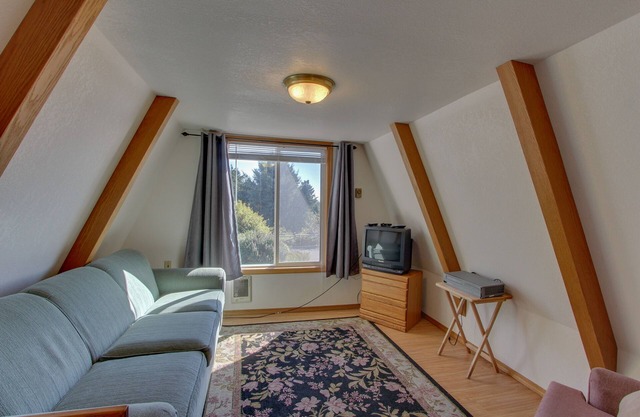 Dog-Friendly Oceanfront Chalet with Beach Access and Amazing Views